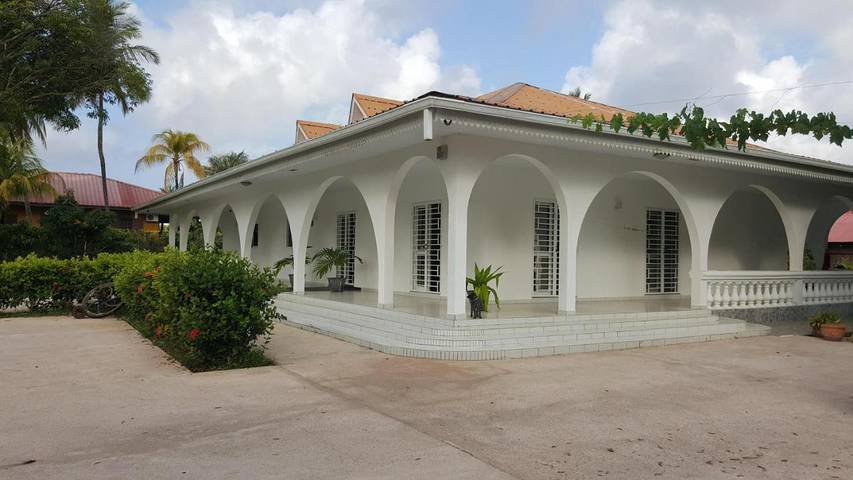 Location de vacances pour 4 personnes, avec piscine ainsi que jardin et jacuzzi à Remire-Montjoly - 4