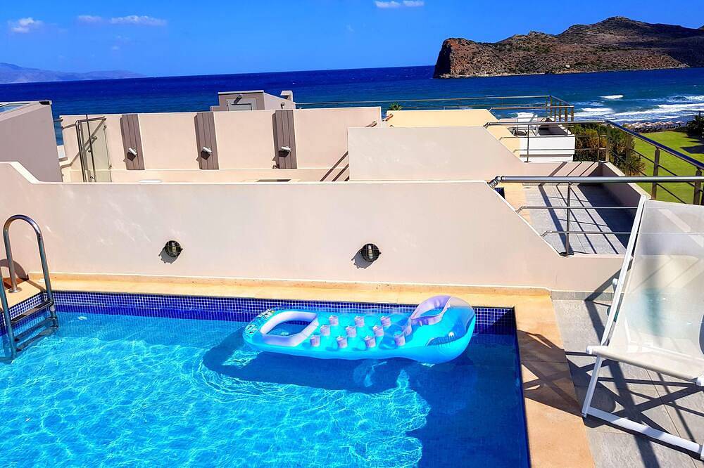 Luxurious 5-bedroom beachfront villa with a private rooftop pool and sea view in Agia Marina, Chaniaregionen