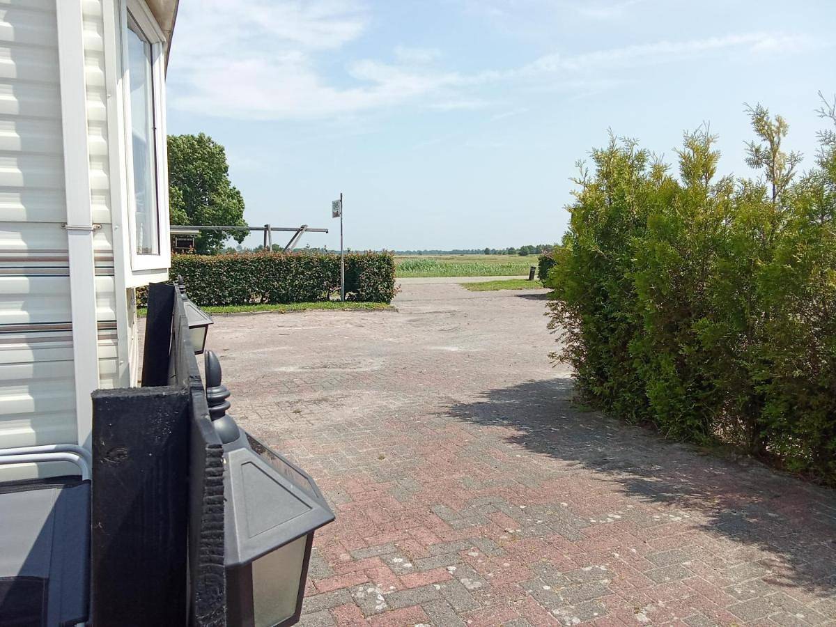 Stacaravan aan het water 2 in Eernewoude, Nationaal Park De Alde Feanen