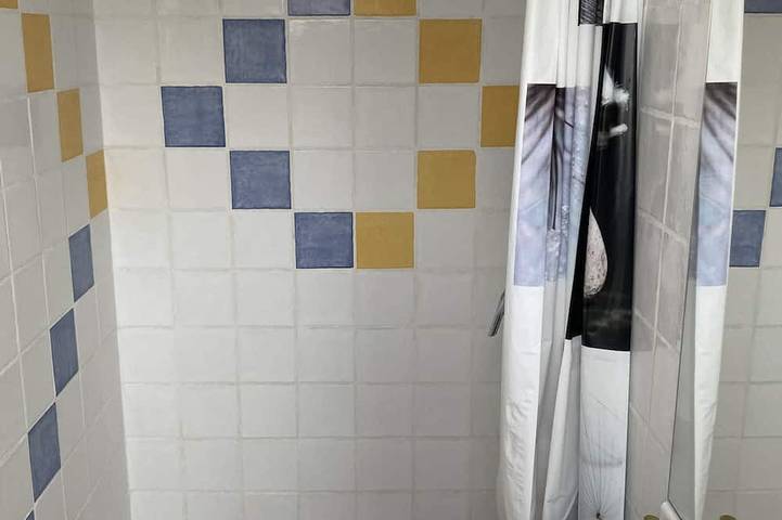 Gîte pour 2 personnes, avec piscine ainsi que balcon et jardin à Lagnieu - 4