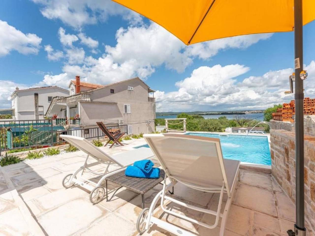 "Haus 51" direkt am Strand in Ugrinici, Tkon