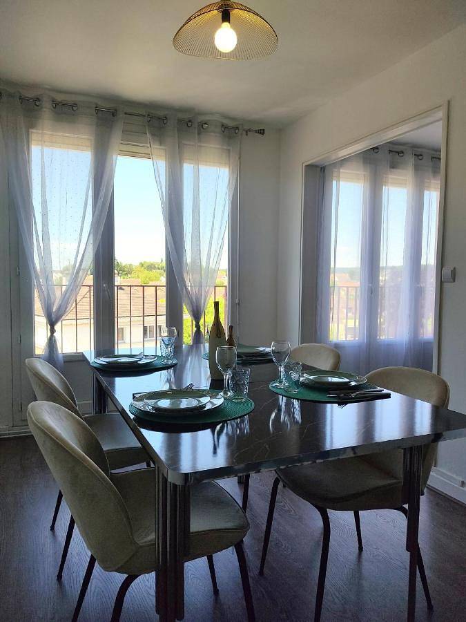 Appartement entier, Le Thourottois*Centre ville*Wifi*Spacieux*Confort* Saint-Gobain in Thourotte, Oise
