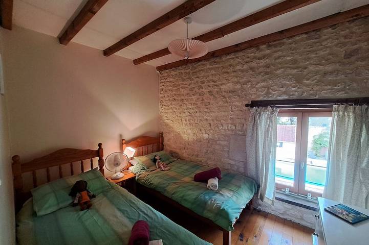 Gîte pour 6 personnes, avec piscine ainsi que terrasse et jardin à Saint-Pierre-de-Juillers - 3