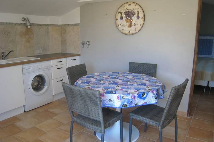 Comfortable Gite Swimming Pool Garden in Forcalquier, Regionaler Naturpark Luberon