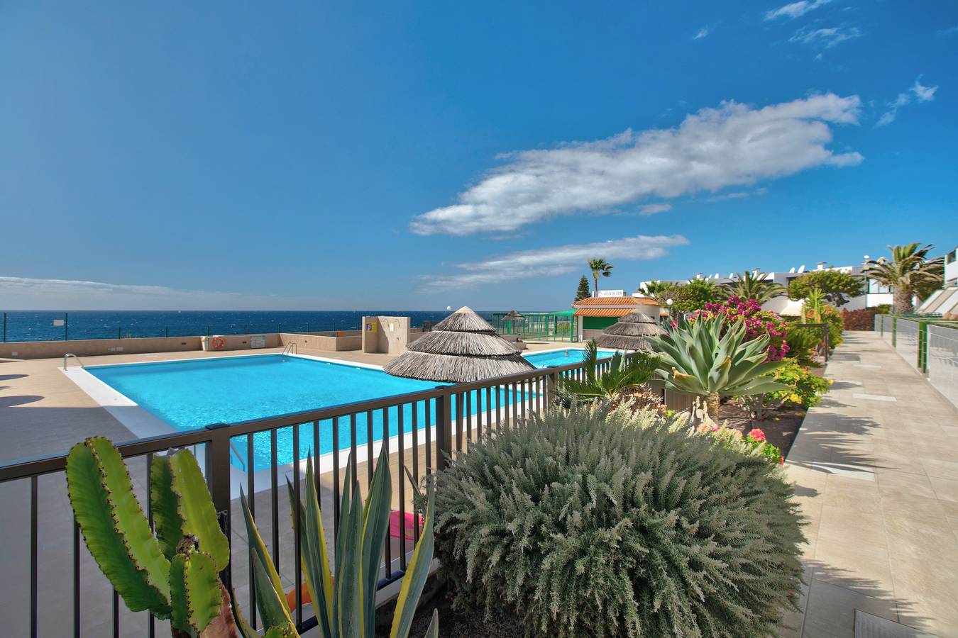 Ganze Wohnung, Ferienwohnung 'Atlantic View' mit Meerblick, Gemeinschaftspool und Wlan in Costa del Silencio, Arona