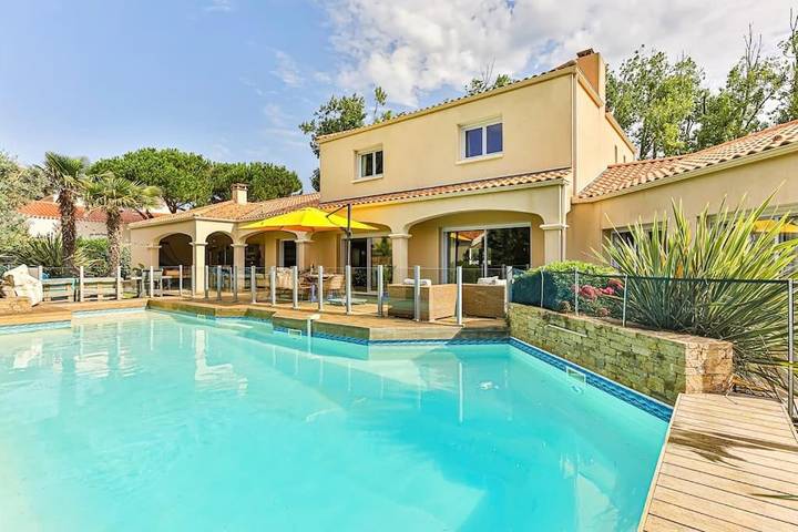 Villa pour 14 personnes, avec jardin ainsi que jacuzzi et piscine, animaux acceptés - 1
