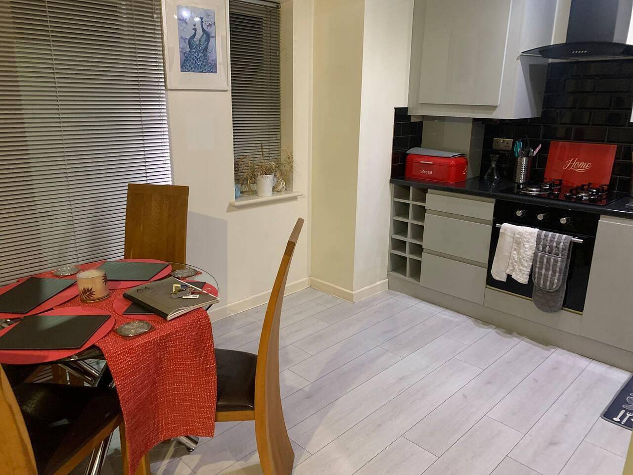 Entire holiday apartment, 2-Bed Apartment - Sleeps 4 & Parking in Merseyside