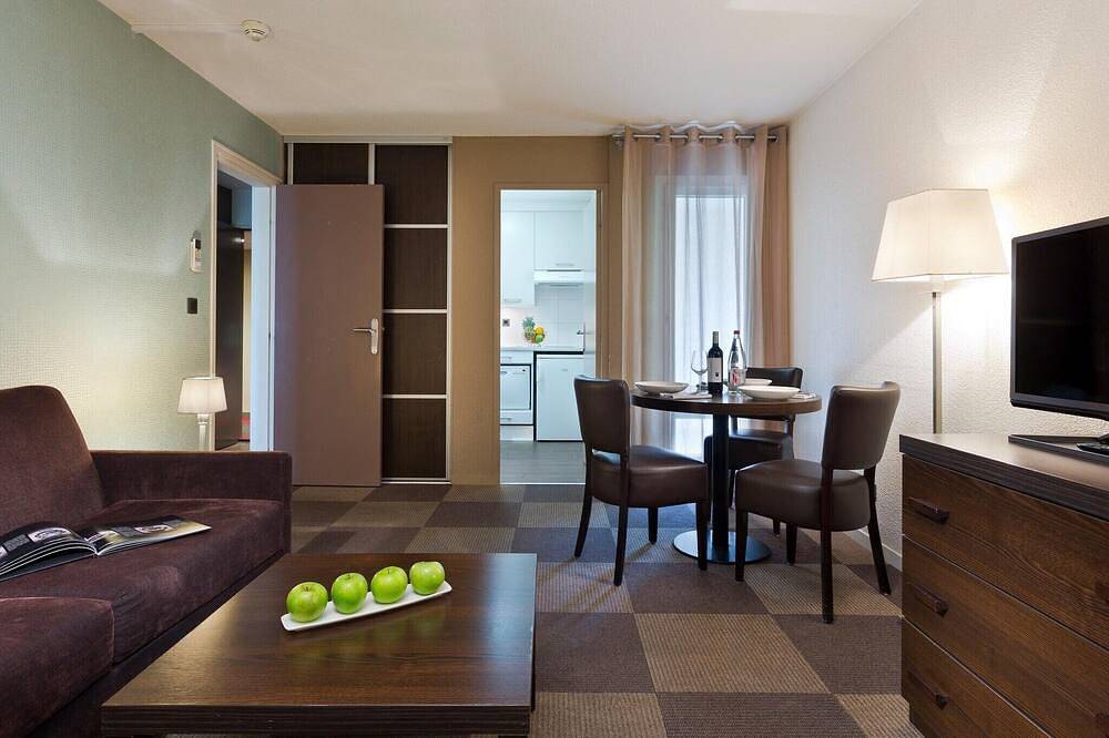 Entire apartment, Apartment with pool/park view in Ferney-Voltaire, Gex