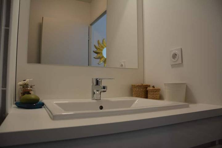 Ganze Wohnung, Neue Wohnung, schöne Ausstattung entlang des Rhône-Kanals in Sète in Aigues-Mortes, Côte d'Améthyste