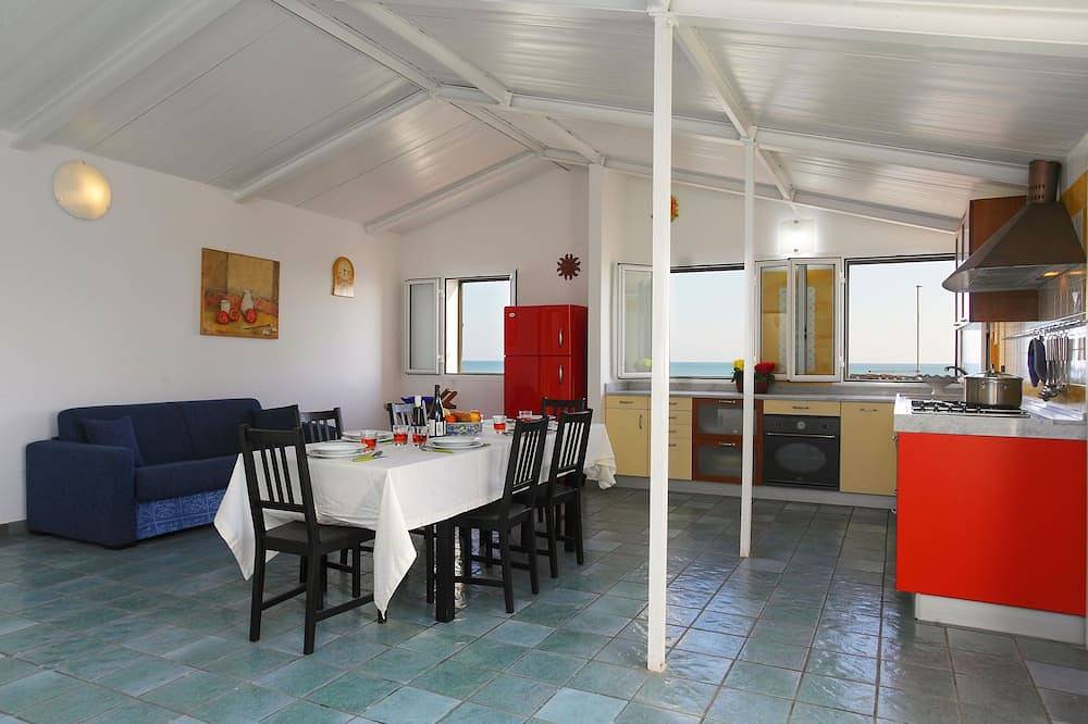 Appartamento intero, Attico panoramico fronte mare per 6/8 ospiti, in centro, wifi illimitato, in Marina di Ragusa, Provincia di Ragusa