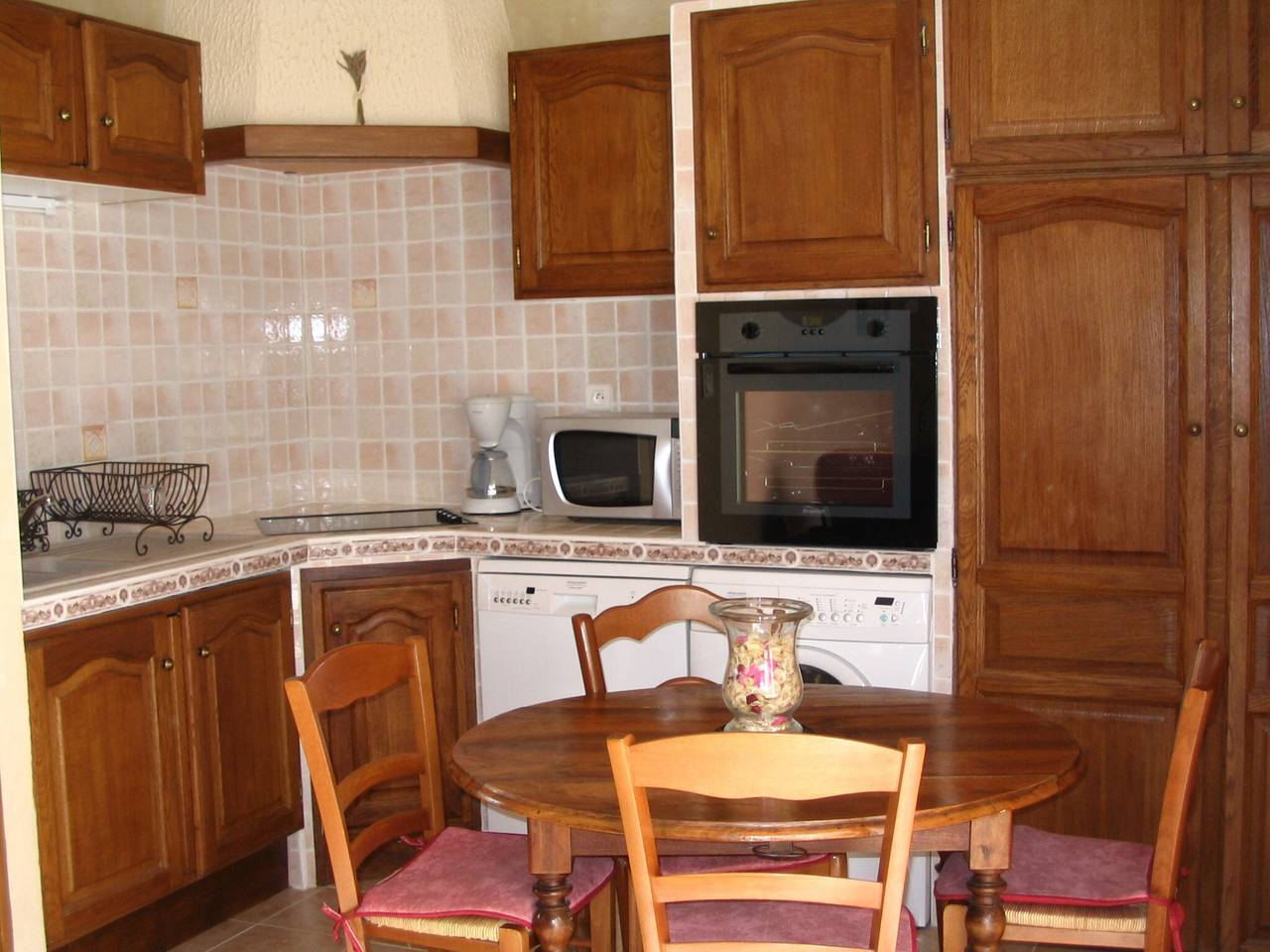 Apartamento entero, Gîte 'Gite Du Petit Bois' con piscina compartida, Wi-Fi y aire acondicionado in Villedieu, Vaucluse