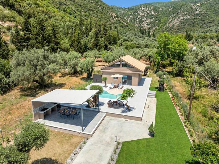 Διαμερίσματα διακοπών για 5 άτομα, με κήπο και ταράτσα καθώς και θέα και πισίνα στη Ράχη