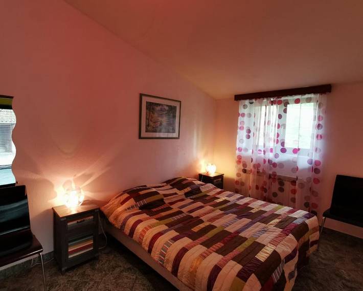 Location de vacances pour 2 personnes, avec balcon ainsi que vue et jardin, animaux acceptés à Thurins - 2