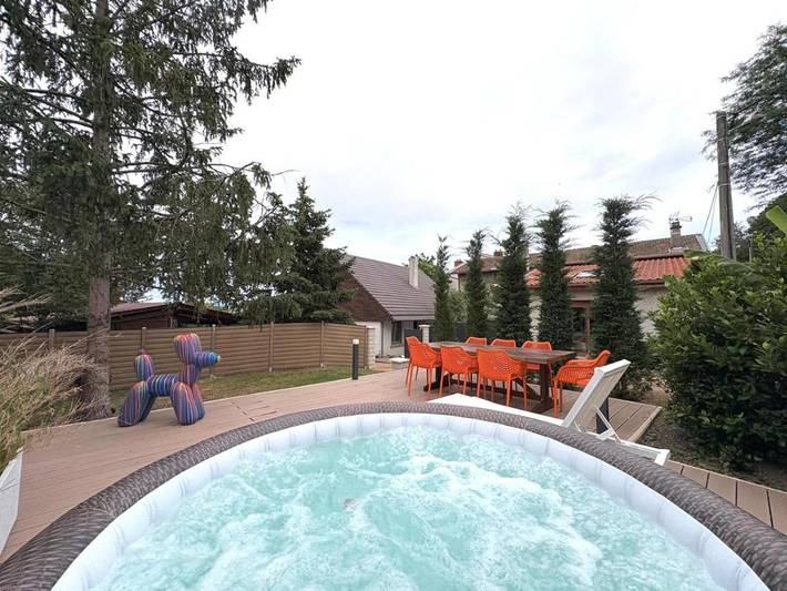 Location de vacances pour 10 personnes, avec terrasse ainsi que jardin et jacuzzi, animaux acceptés à Joze