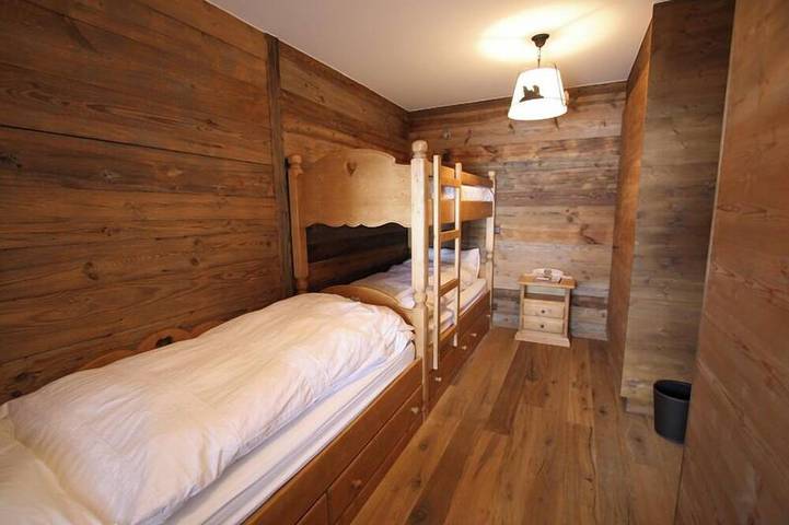 Chalet de grand standing pour 10 à 12 personnes avec vue imprenable sur la vallée : 1 chambre double in Grimentz, Anniviers