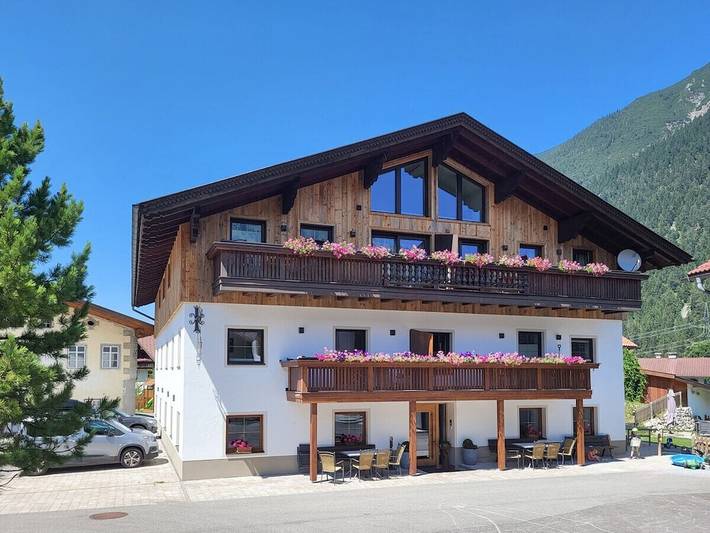 Ferienhaus für 11 Personen, mit Balkon und Garten sowie Ausblick in Bichlbach