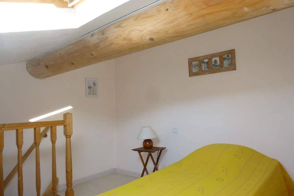 Spacious and comfortable gite for 3 people, nice outdoor space in Suzette, Vaucluse
