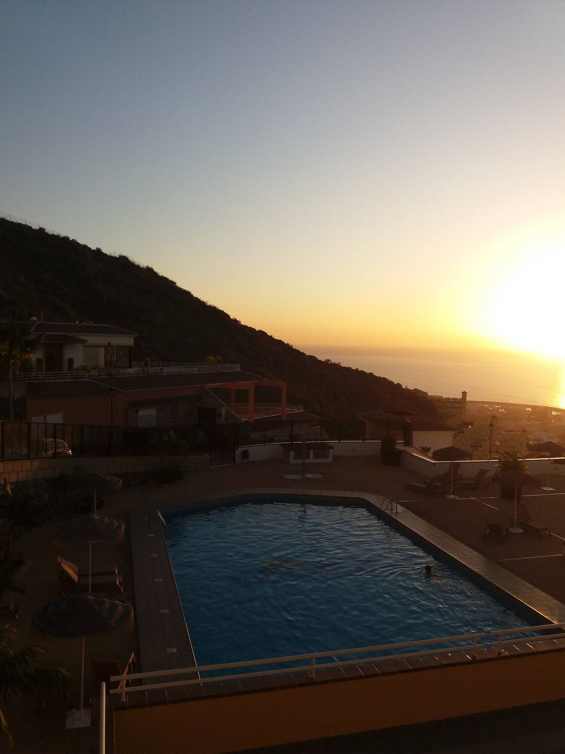 Entire apartment, Vacation Apartment '3 Bedrooms Heated Pool' with Sea View, Private Terrace and Wi-Fi in Adeje, South Tenerife