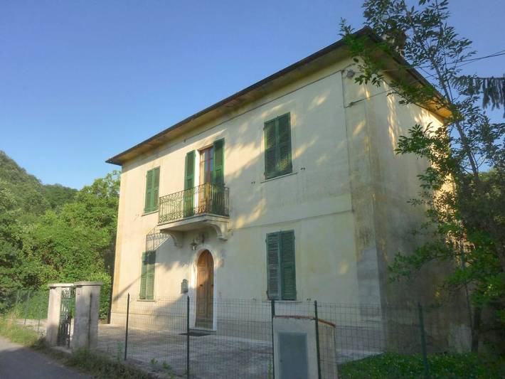 Ferienhaus für 12 Personen, mit Balkon und Terrasse sowie Garten und Ausblick in Bagnone