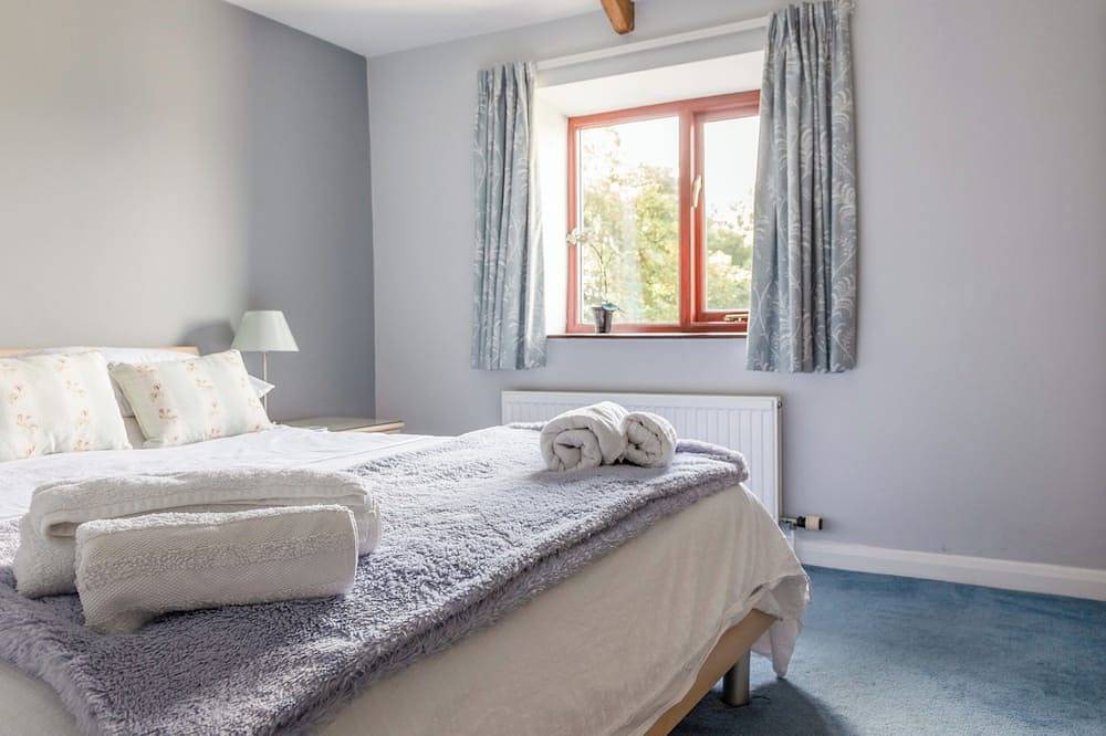 Honeysuckle Cottage, pet friendly, with a garden in Bigbury in Bigbury on Sea, South Devon
