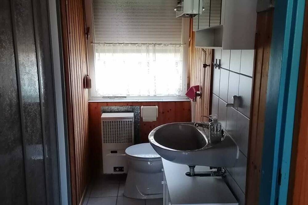 Ueckermünde Bellin , strandnah, am Wald, linke Seite des Hauses in Ueckermünde, Vorpommern Greifswald