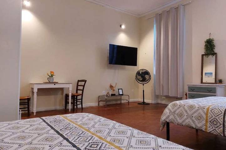 Entire apartment, Charming and bright studio apartment (Near Avignon & the vineyards) in Roquemaure, Nimes region