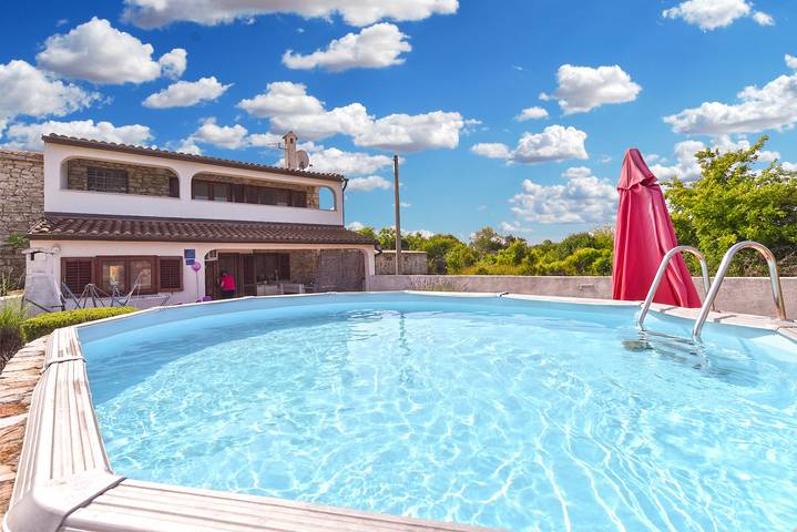 Ferienwohnung für 8 Personen, mit Balkon/Terrasse in Peroj