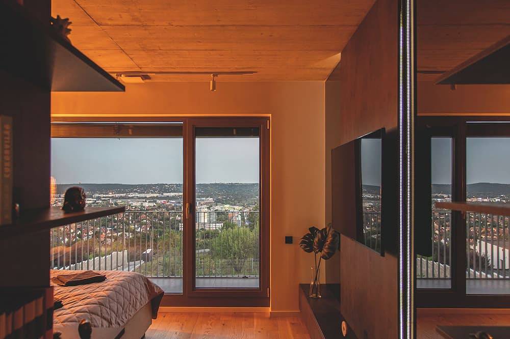 Panoramic Family Retreat w/ Mountain_Hot Tub_ 15-Minute to Budapest Center! in Wudersch, Budakeszi járás