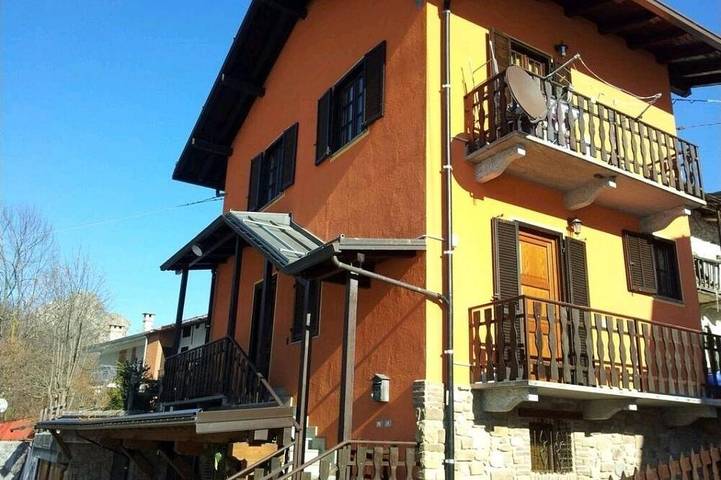 Location de vacances pour 8 personnes, avec jardin et balcon, animaux acceptés à Vernante