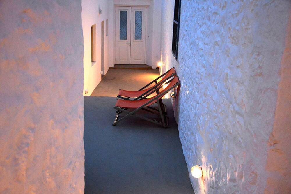 Superb 19C stone house with yard, 3 mins walk - no steps - to Hydra port in Hydra