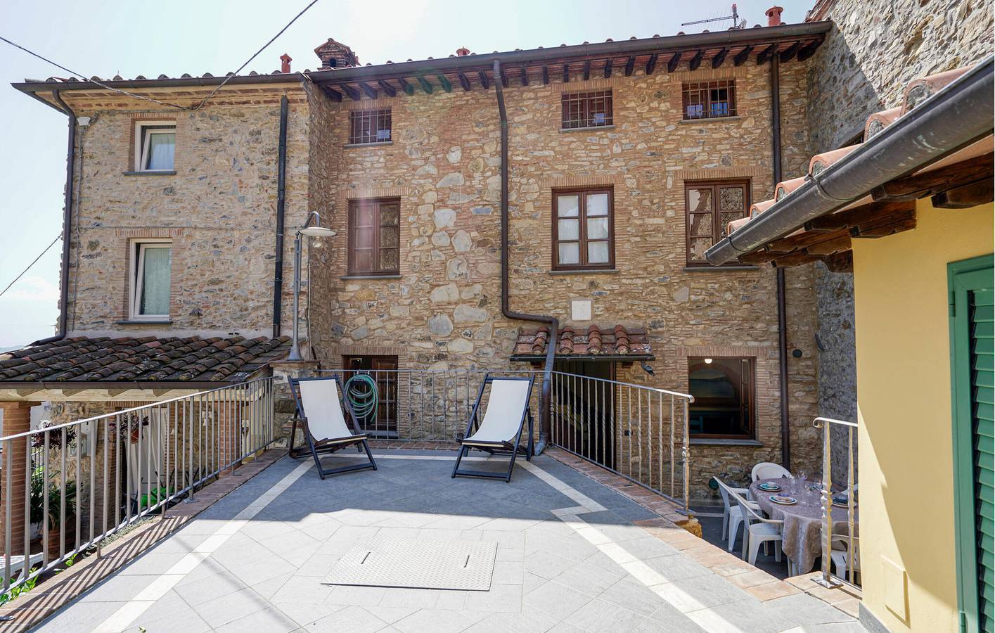 Charmantes Riverside Apartment mit WiFi & Gartenterrasse in Massarosa, Italienische Riviera