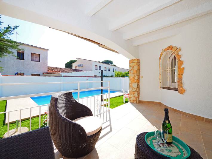 Ferienhaus für 6 Personen, mit Terrasse und Garten sowie Pool, mit Haustier in Empuriabrava - 2