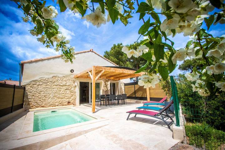 Gîte pour 4 personnes, avec Terrasse ainsi que Jardin et Piscine