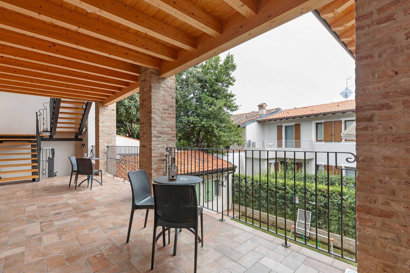 Apartamento entero, Apartamento 'Bilocale - Isola Del Garda' con piscina compartida, Wi-Fi y aire acondicionado in San Felice del Benaco, Montañas Garda
