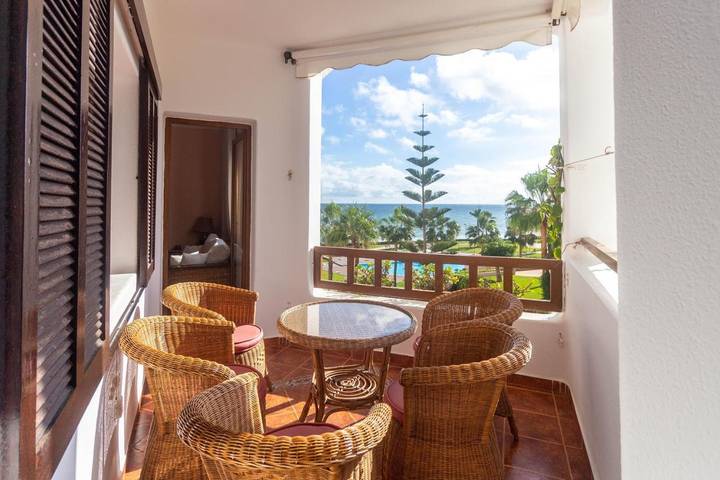 Appartement de vacances pour 5 personnes, avec terrasse et jardin ainsi que piscine et vue