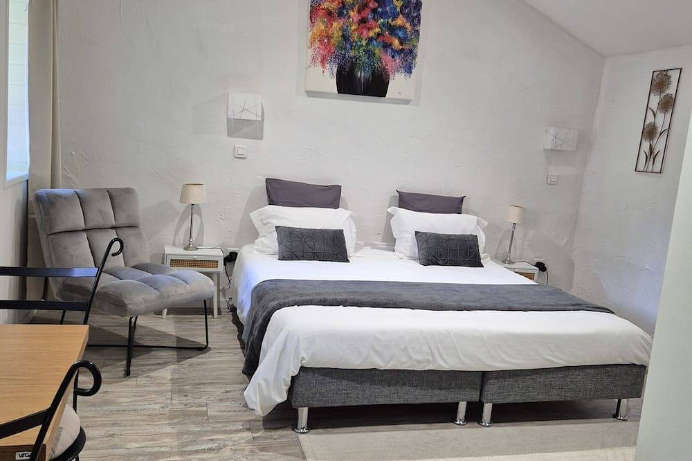 Entire apartment, Studio-Cottage-Ensuite with Shower-Courtyard view in Crest, Die region