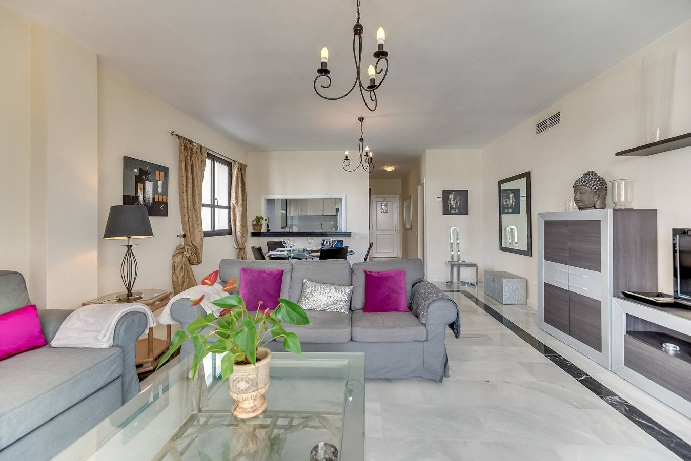 Entire apartment, Apartment 'Puerto Banus2 Beachfront and Pools' with Shared Pool, Wi-Fi and Air Conditioning in Medina Gardens, Marbella