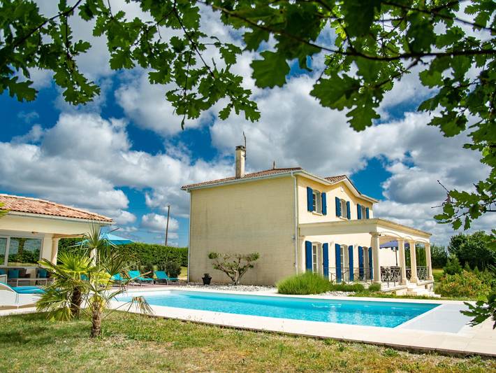Location de vacances pour 8 personnes, avec Terrasse ainsi que Jardin et Piscine à Montaigu-de-Quercy