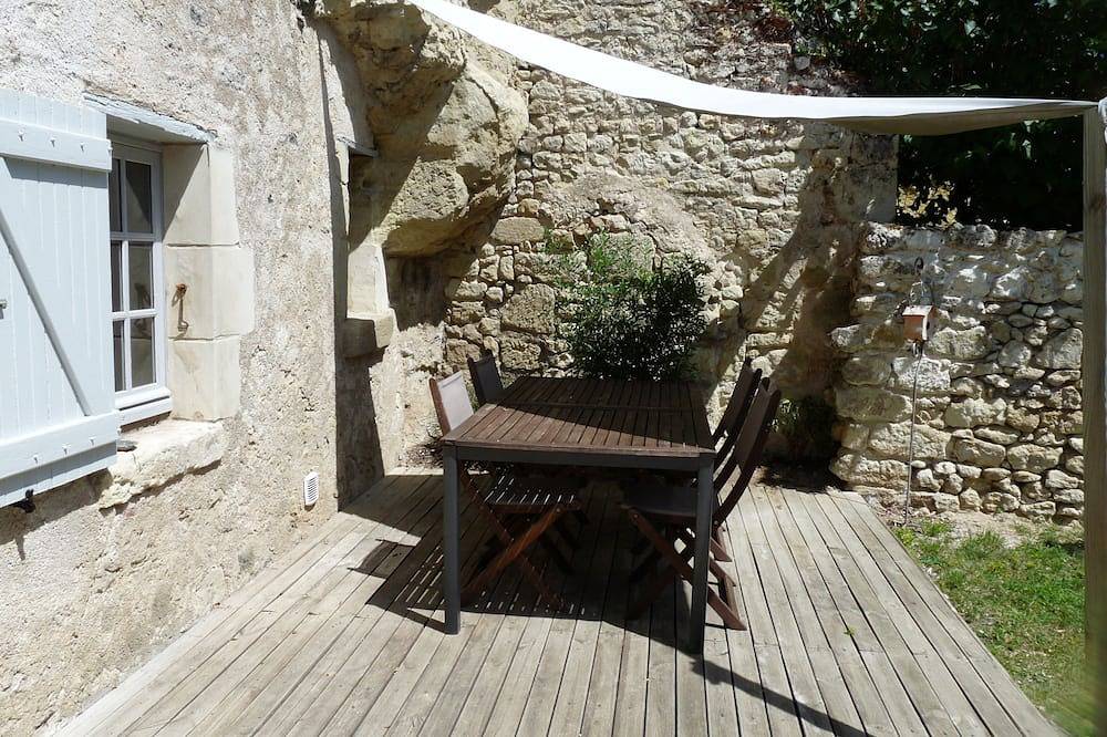 Cave dwelling A fleur de pierre in La Croix-en-Touraine, Tours region