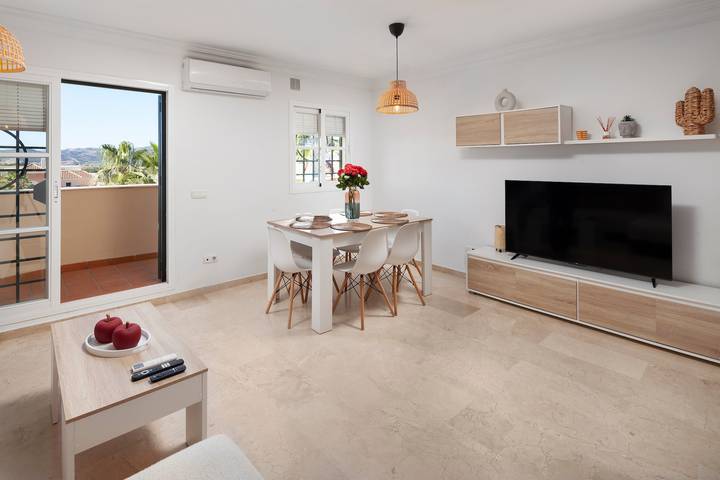 Apartamento entero, Apartamento "Casa Baviera Golf" con vistas a la montaña, piscina compartida y Wi-Fi in Caleta de Vélez, Vélez-Málaga
