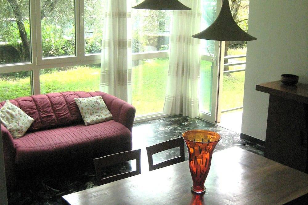Entire apartment, Spacious apartment on Lake Garda in Torri del Benaco, Garda Mountains