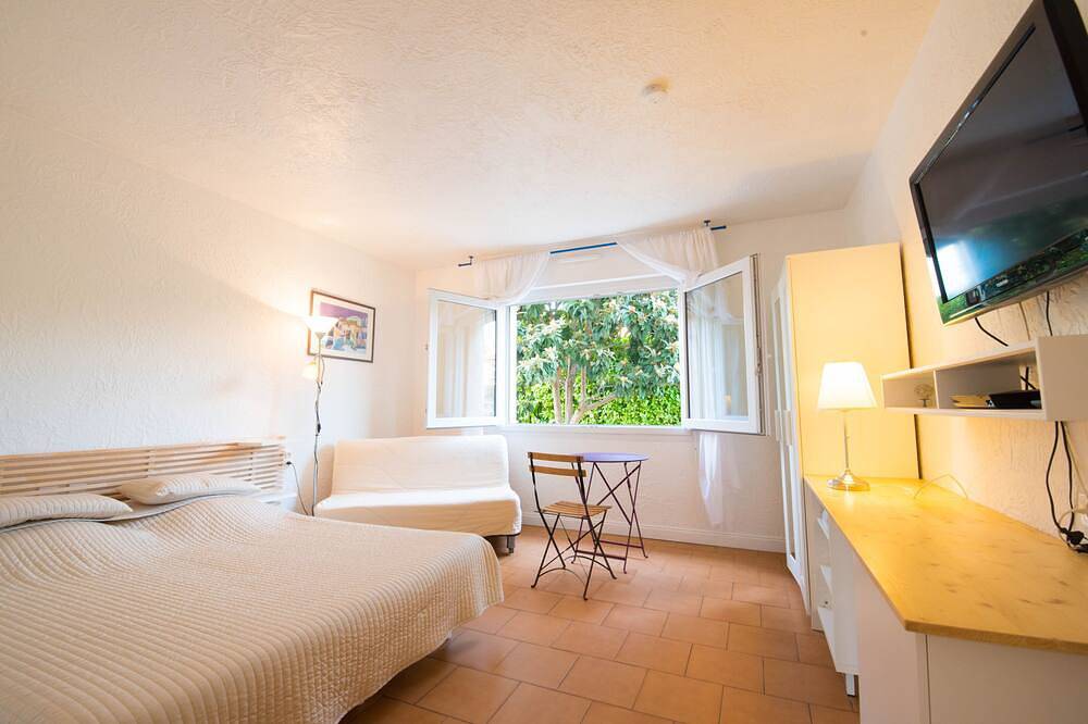 Entire apartment, Self-contained apartment in 3* villa in Antibes, Mediterranean Coast (France)
