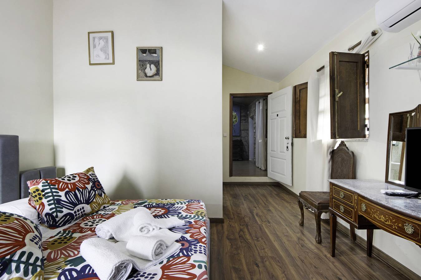 Room 'Quarto 1 - Gojim Casa Rural' with Mountain View, Wi-Fi and Air Conditioning in São Martinho das Chãs, Douro Valley