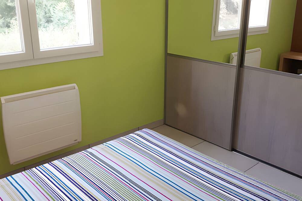 Entire apartment, Gîte 'Mas La Mounine - Gîte du Haut' with Private Garden, Wi-Fi, and Air Conditioning in Orgon, Arles region