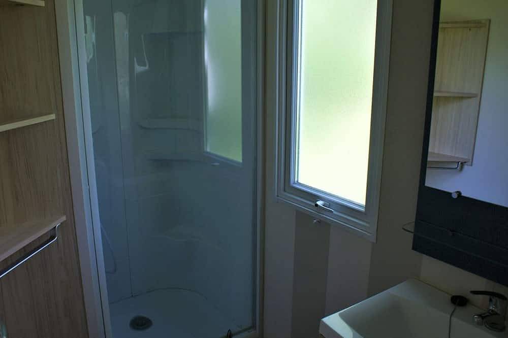 Cozy mobile home for 4 with garden furniture in Guillestre in Guillestre, Écrins National Park