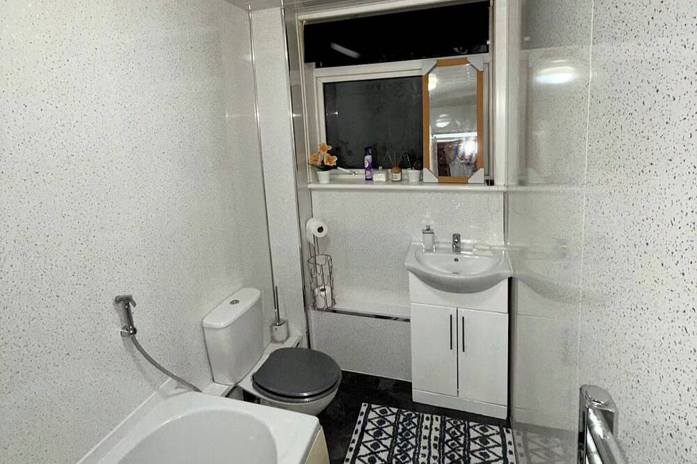 Entire apartment, 2 Bedroom Apartment - Sleeps 4, Wifi, Free Parking in Glasgow, Greater Glasgow and Clyde Valley