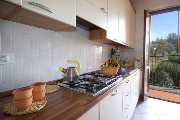 Appartamento intero, Sunflower - Lake Maggiore Duplex w/ Terrace and Shared Pool in Lesa, Lago Maggiore (Piemonte)