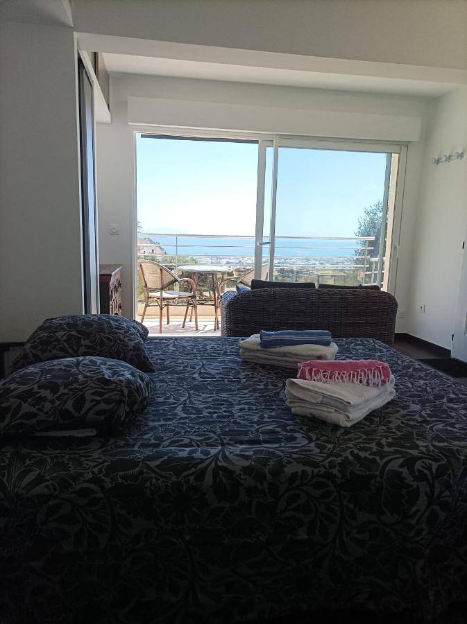 Appartement entier, Studio moderne magnifique vue sur mer dans cadre calme et verdoyant in Furiani, Cap Corse