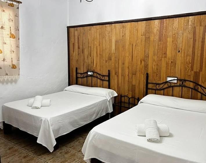 Location de vacances pour 18 personnes, avec jardin et piscine ainsi que vue et balcon à Pruna - 4