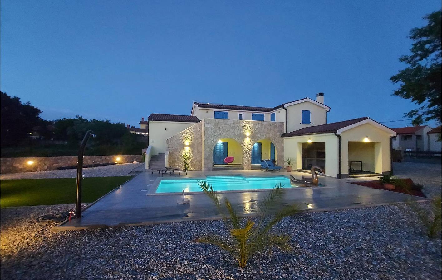 Gemütliche 200 m² große Wohnung mit Terrasse und Pool, 700 m vom Stadtzentrum von Kras entfernt in Kras, Krk